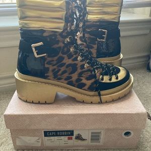 Cape Robbin. Summit Leopard